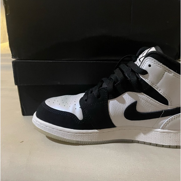 Jordan 1 Retro High OG
Black White - Picture 2 of 2